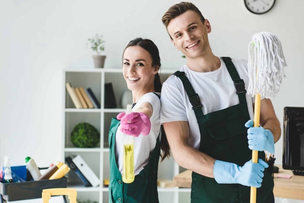 Ein professionelles Reinigungsteam bei der Arbeit, das Büros gründlich und effizient reinigt.