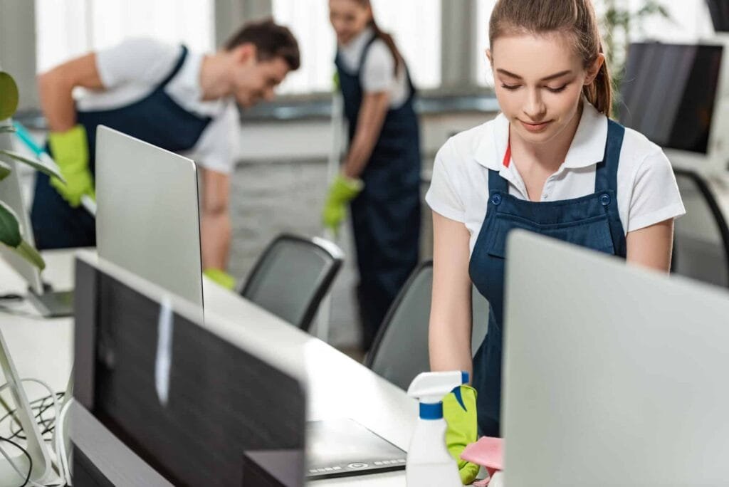 Büro-Tischreinigung mit professionellen Reinigungsdiensten für saubere und hygienische Arbeitsflächen in Büros und Arbeitsräumen.
