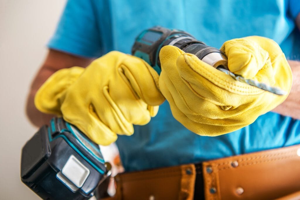 Erfahrene Hausmeister bei der professionellen Gebäudepflege und Instandhaltung.