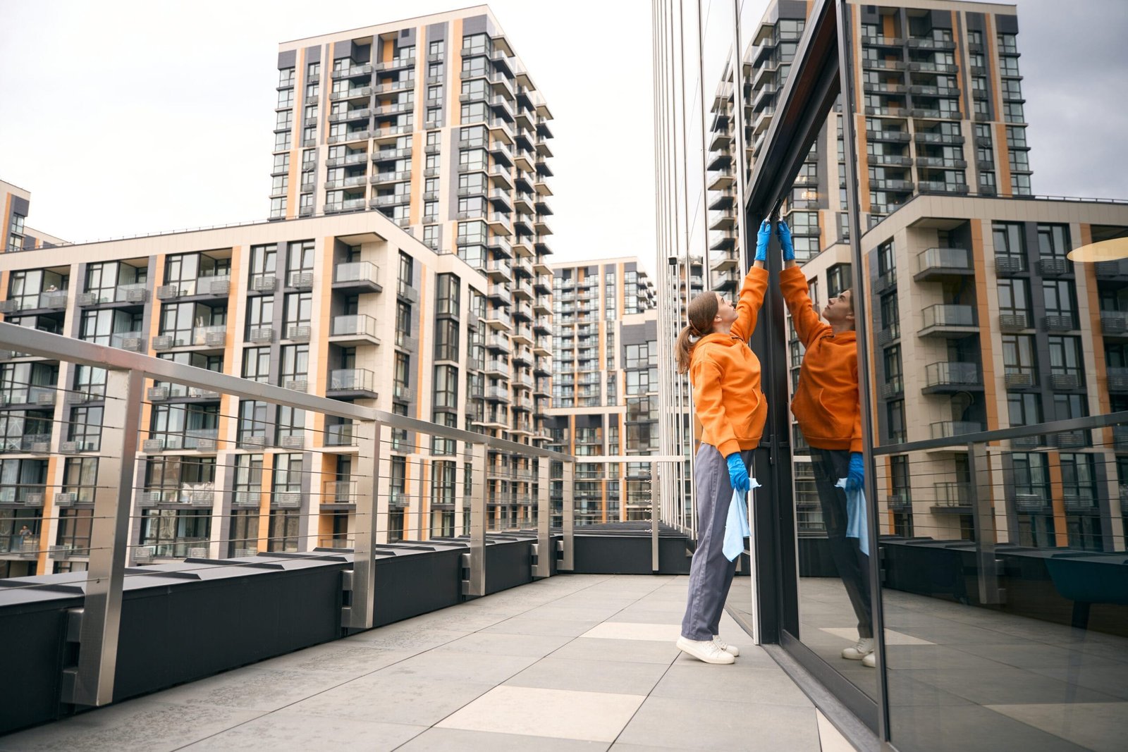 Ein Teammitglied bei der professionellen Fassadenreinigung für strahlend saubere Außenflächen.